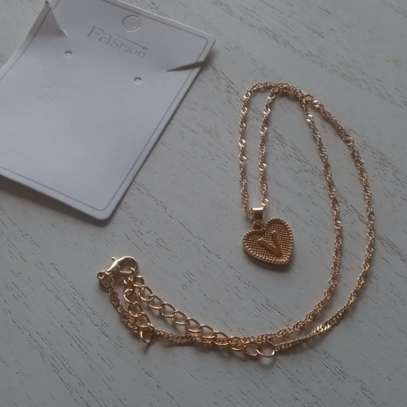 Jewelry - Letter‎ V necklace